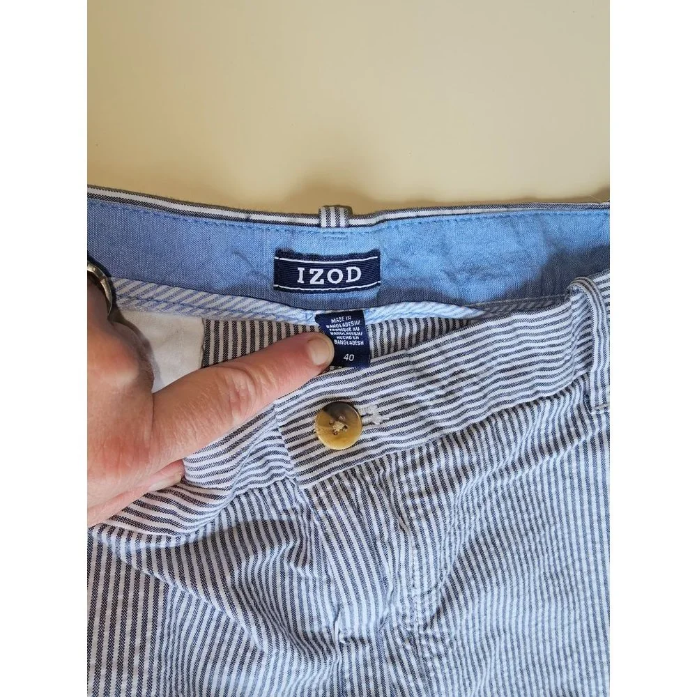 IZOD blue and white seer sucker shorts‎ size 40